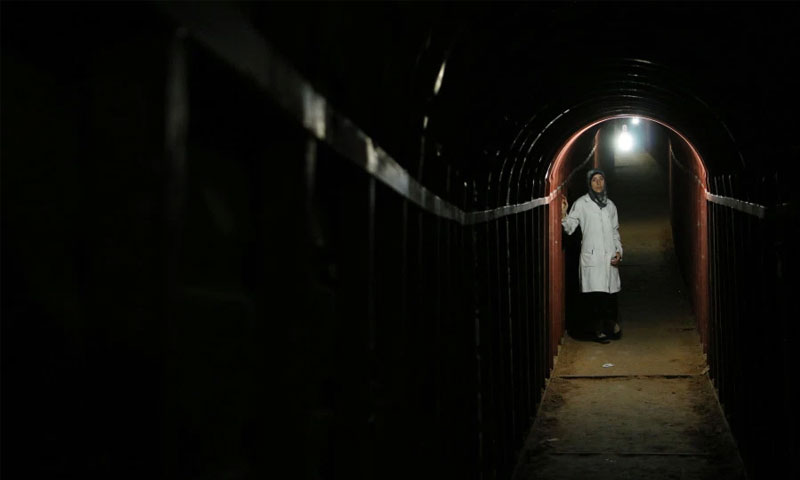 الدكتورة أماني في نفق تحت الأرض من فيلم "الكهف" (ناشونال جيوغرافيك)