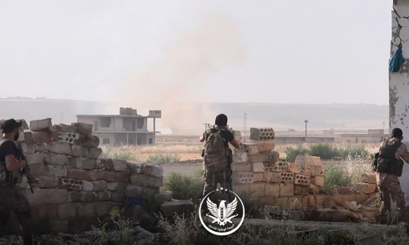 عناصر من الجبهة الوطنية للتحرير في أثناء التصدي لتقدم قوات الأسد في ريف حماة - أيار 2019 (الجبهة الوطنية)