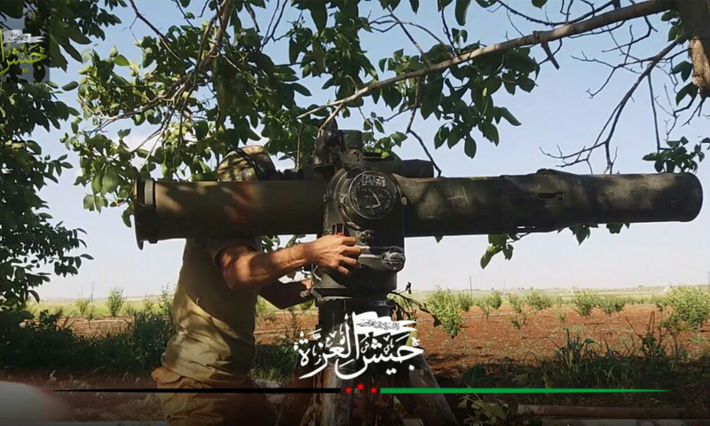 عنصر من فصيل جيش العزة يرمي صاروخ تاو على دبابة لقوات الأسد - 2017 (جيش العزة)