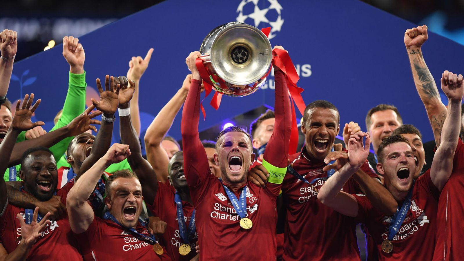 هاندرسون كابتن فريق ليفربول يرفع كأس دوري أبطال أوروبا 2حزيران 2019 (سكاي نيوز)