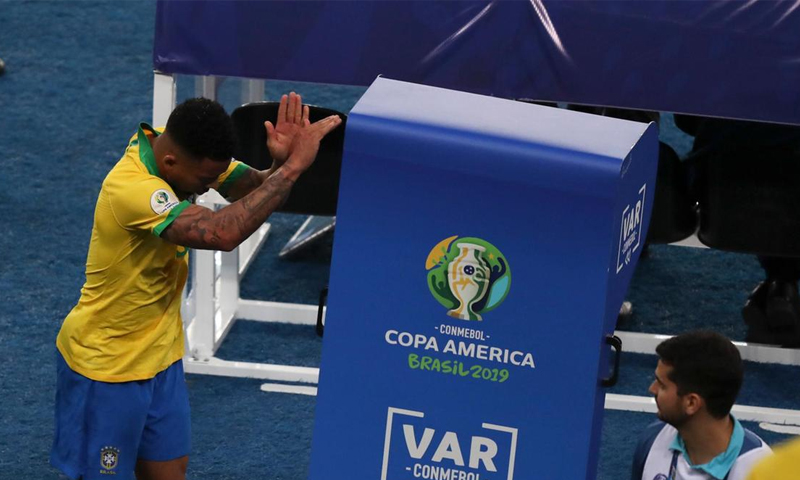 لاعب المنتخب البرازيلي غابريل جيسوس يخرج مطرودًا في مباراة كوبا أمريكا النهائية أمام البيرو (AFP)