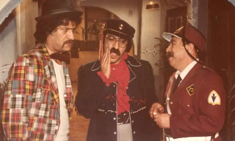 الممثل السوري محمد طرقجي بجانب الممثل دريد لحام وناجي جبر في مسلسل وادي المسك 1982 (صفحة الفنان طرقجي)