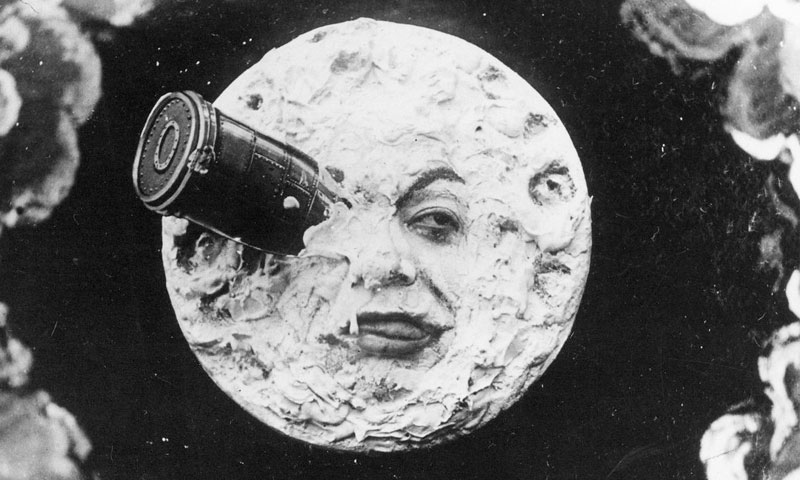 ارتطام الكبسولة التي تحمل علماء الفلك بوجه القمر - 1902 (رحلة إلى القمر)