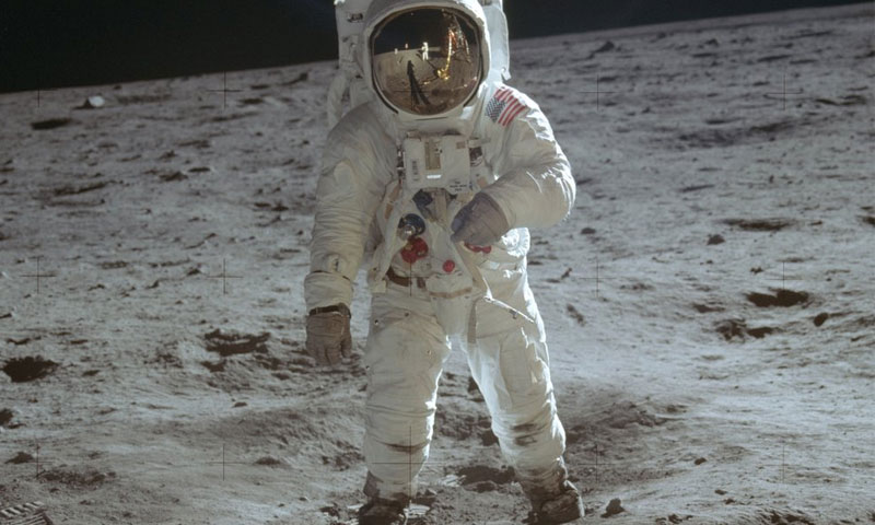 رائد الفضاء بز آلدرين وهو يسير على القمر ملتقطة من قبل نيل أرمسترونغ - 20 تموز 1969 (ناسا)