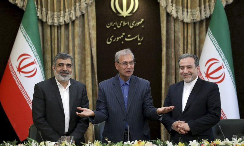 المتحدث باسم وكالة الطاقة الذرية الإيرانية بهروز كمالوندي والمتحدث باسم الحكومة الإيرانية علي ربيعي ونائب وزير الخارجية الإيراني عباس عراقجي في مؤتمر صحفي في طهران - 7 تموز 2019 (AP)