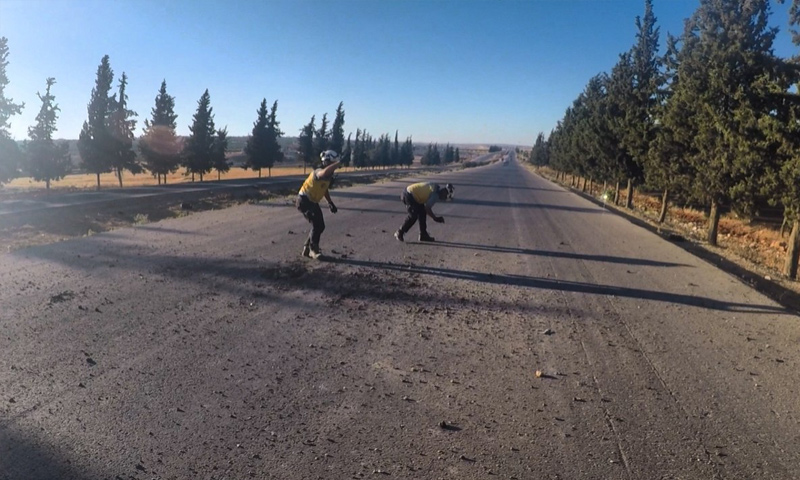 فرق من الدفاع المدني تتفقد طريقًا قصفته طائرات النظام في ريف إدلب - 15 من تموز 2019 (الدفاع المدني)