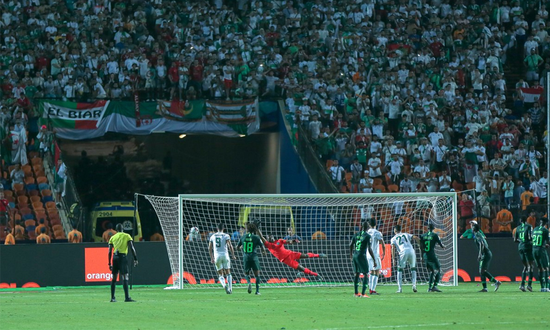 لقطة هدف رياض محرز الذي تأهلت فيه الجزائر إلى نهائي أم إفريقيا على حساب نيجريا (CAF)