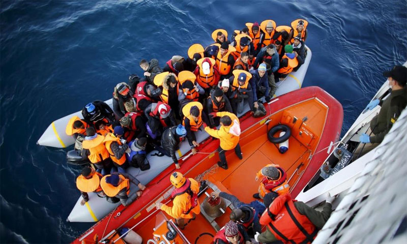 لاجئون يصعدون في مركب خفر السواحل التركي بعد تحطم قاربهم/5 من كانون الثاني 2019 (رويترز)