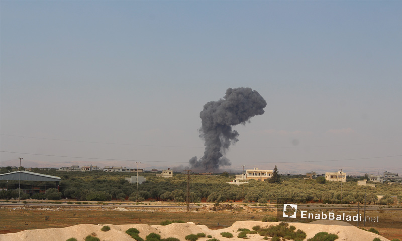 دخان متصاعد من موقع تعرض لقصف لطيران التحالف في ريف إدلب - 31 من آب 2019 (عنب بلدي)
