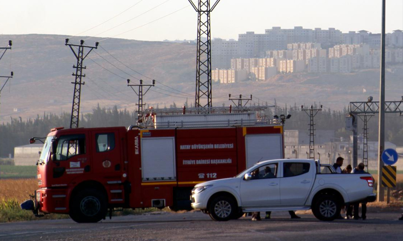 سيارات الاطفاء بالقرب من مكان الانفجارات على الحدود السورية التركية- 9 من آب (الأناضول)