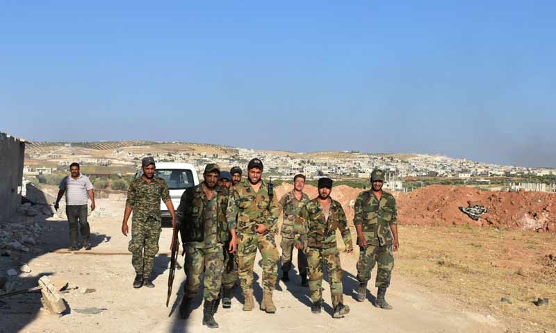 عناصر من قوات الأسد في مدينة خان شيخون بريف إدلب - 22 من آب 2019 (AFP)