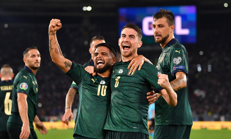 لاعبو المنتخب الإيطالي يحتفلون بتأهلهم إلى نهائيات أمم أوروبا 2020 (المنتخب الإيطالي تويتر)