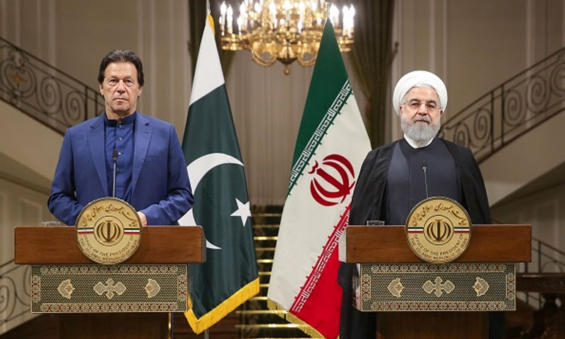 الرئيس الإيراني حسن روحاني ورئيس الوزراء الباكستاني عمران خان (iqna.ir)