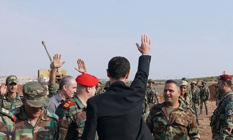رئيس النظام السوري بشار الأسد يلقي بالتحية على عناصر قوات النظام جنوب إدلب(رئاسة الجمهورية)
