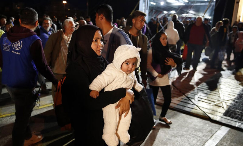 مهاجرون ولاجئون نقلتهم السلطات اليونانية من جزيرة ليسبوس إلى بر اليونان - 7 تشرين الأول 2019 (AP)