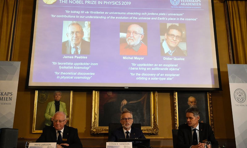 الإعلان عن الفائزين بجائزة نوبل للفيزياء - 8 تشرين الأول 2019 (AFP)