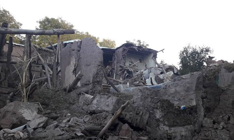 دمار المنازل في بلدة ترك الإيرانية نتيجة الزلزال - 8 تشرين الثاني- (إرنا)