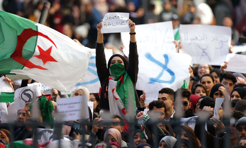 طلاب جزائرين يتظاهرون ضد الرئيس السابق عبد العزيز بوتفليقة في العاصمة الجزائر - 18 نيسان 2019 (الأناضول)