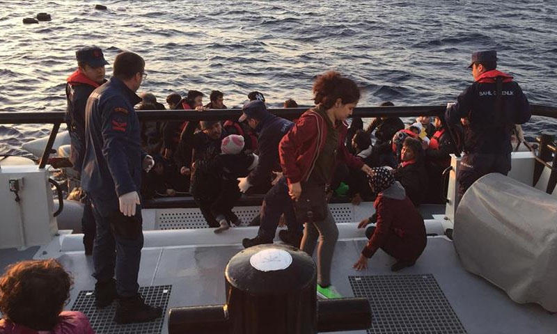 إيقاف مهاجرين غير شرعيين عبر البحر (الأناضول)