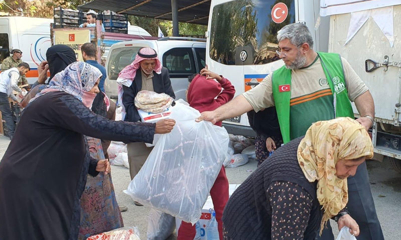 منظمة (İHH) التركية توزع مواد إغاثية على المحتاجين في منطقة رأس العين (İHH)