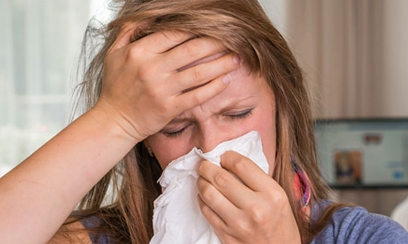 صورة تعبيرية عن امرأة مصابة بالإنفلونزا (موقع ويب طب)
