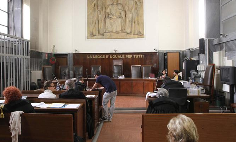 فتاة تعود إلى والدتها في المحكمة الإيطالية بعد اختطافها لمدة عامين (ansa)