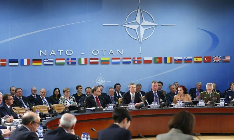 الأمين العام لحلف الناتو ينس ستولتنبرغ (C) يخاطب اجتماع وزراء دفاع الناتو في مقر الحلف في بروكسل في 10 شباط 2016. (رويترز)