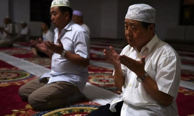 مسلمان من أقلية اليوغور الصينية في أحد المساجد (فرانس24)