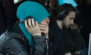 ردود فعل طلبة أتراك أثناء سماعهم تسجيلًا لأصوات القصف على مدينة إدلب خلال الحملة العسكرية الأخيرة (اتحاد الطلبة السوريين في جامعة سكاريا)