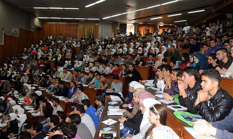 طلاب في جامعة دمشق خلال لقاء مع رئيس الجامعة -27 تشرين الأول 2014 (سانا)