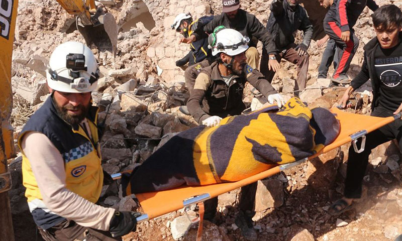 انتشال ضحايا قضوا إثر قصف جوي روسي على قرية الملاجة بريف إدلب الجنوبي -17 تشرين الثاني 2019- (الدفاع المدني)