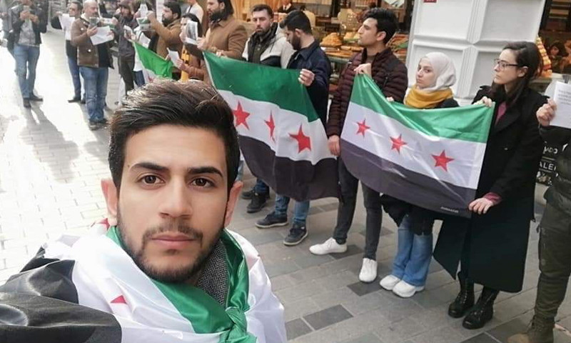 ناشطون سوريون محتجون أمام القنصلية الروسية في مدينة اسطنبول التركية (صفحة أمجد الساري فيس بوك)