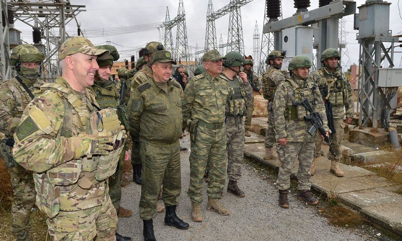 عناصر من القوات الروسية والتركية في محطة مخيم مبروك للنازحين (الدفاع التركية)