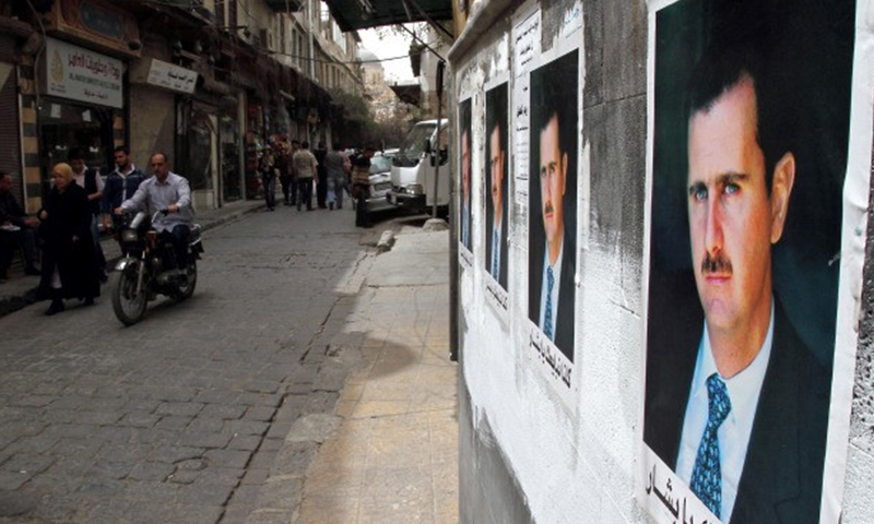 صور لبشار الأسد على جدران مدينة دمشق عام 2000، (FP).