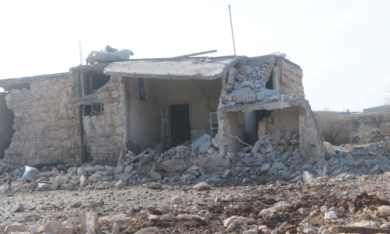 المنزل الذي تعرض للقصف بقرية كفرتعال وكانت العائلة المؤلفة من تسعة أشخاص فيه-21 كانون الثاني (الدفاع المدني في حلب)