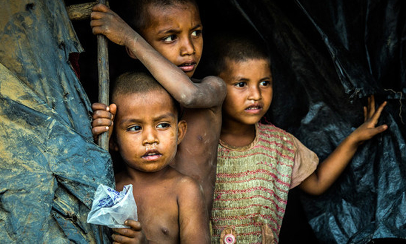 أولاد صغار من جماعة الروهينجا يقفون في مأوى في مخيم هاكيمبارا في كوكس بازار، بنغلاديش (الأمم المتحدة)