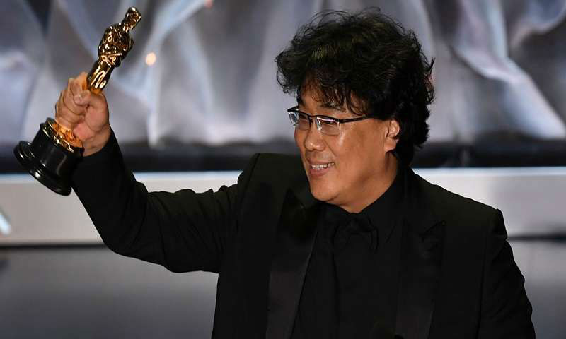 مخرج ومؤلف الفيلم الكوري الجنوبي "طفيلي" بونج جو هو بعد فوز الفيلم بجائزة أوسكار أفضل فيلم دولي خلال الحفل الذي أقيم في لوس أنجليس يوم السبت 10 من شباط 2020 -(رويترز)