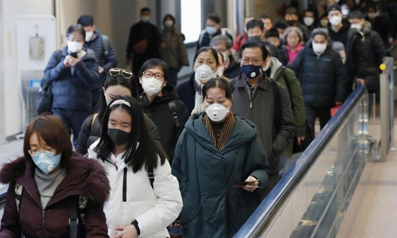 مواطنيون صينيون في مدينة ووهان التي انتشر فيها فايروس كورونا 28 كانون الثاني 2020 (رويترز)