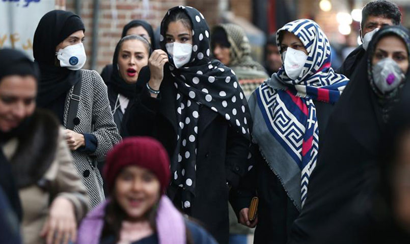 إيرانيون يرتدون أقنعة واقية للحماية من كورونا (رويترز)