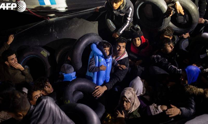 لاجئون سوريون على الحدود اليونانية التركية 1 آذار 2020 (فرانس برس)