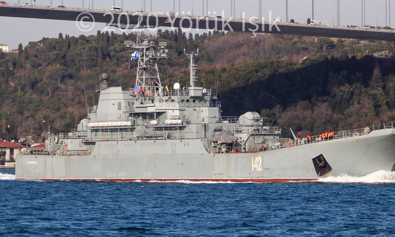 سفينة حربية روسية تحمل اسم "نوفوتشيركاسكا" تعبر مضيق البوسفور باتجاه السواحل السوري - 2 من شباط 2020 (Yörük Işık/ مراقب البوسفور/ تويتر)