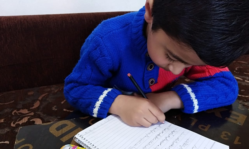 طفل سوري يتلقى تعليمه في خيمته عن طريق الإنترنت (منظمة مابس)