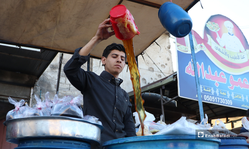 بائع سوس في مدينة الباب بريف حلب قبل أذان المغرب والإفطار- 26 من نيسان (عنب بلدي)