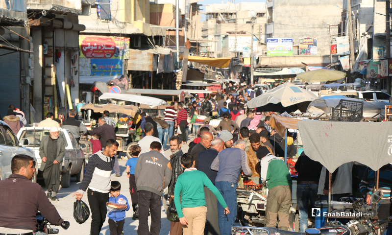 الاكتظاظ السكاني لأهالي مدينة اعزاز في ريف حلب خلال شراء احتياجاتهم قبل الإفطار برمضان- 30 من نيسان (عنب بلدي)