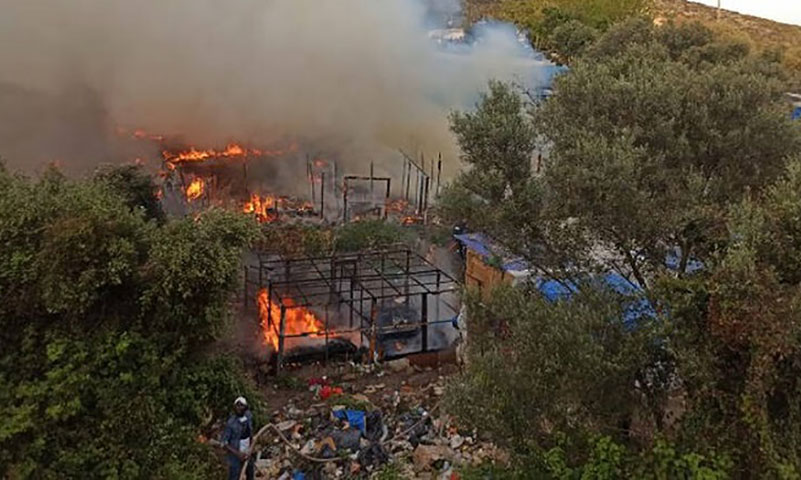 حريق مخيم vathy في جزيرة ساموس اليونانية (samos24)