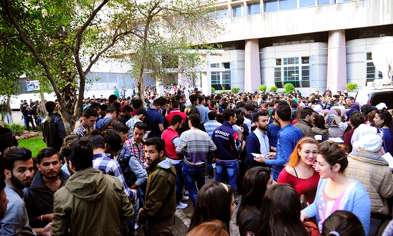 احتشاد ناخبين أمام المركز الانتخابي في كلية الطب البشري في جامعة دمشق 13 من نيسان 2016 - (ناسا)