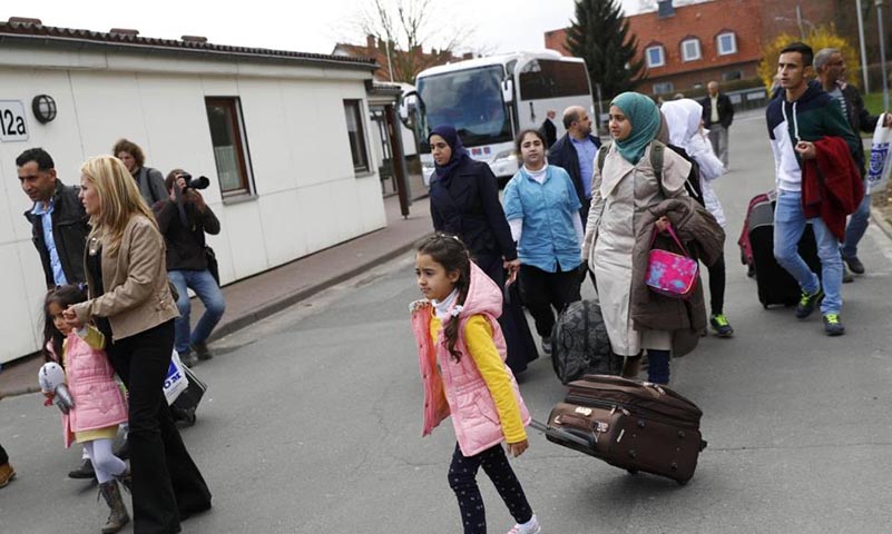 أول دفعة من اللاجئين السوريين تصل ألمانيا من تركيا بالطائرة نيسان 2018 (رويترز)