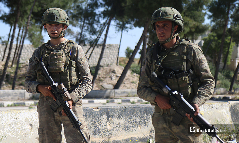 عناصر من الجيش التركي ينتشرون على الطريق الدولي حلب اللاذقية خلال تسيير الدورية المشتركة الحادية عشر - 14 أيار 2020 (عنب بلدي/ يوسف غريبي)