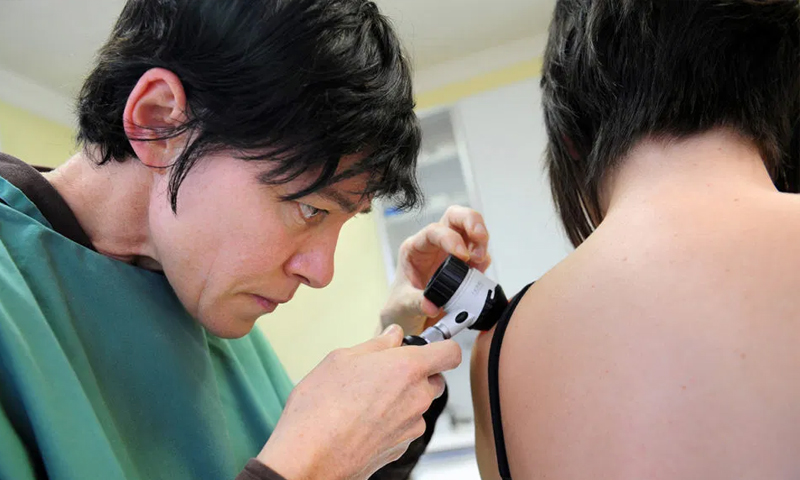 وجد أطباء الأمراض الجلدية عددًا من الأمراض الجلدية المرتبطة بفيروس "كورونا"- (Getty Images)
