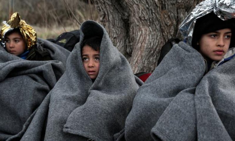 أطفال لاجئون في أحد مخيمات الجزر اليونانية (رويترز)